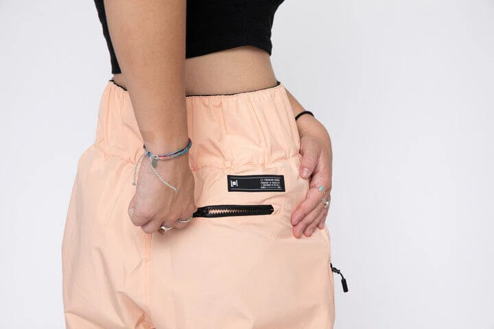 L1 Women's Lovecat Snowboard Pants Almost Apricot 2024 - Image 9